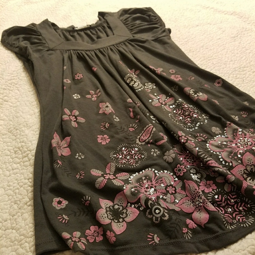 Leslie Jones Sparkling floral top